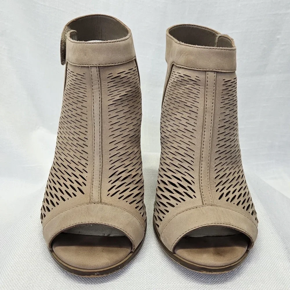 Vince Camuto Lavette Heels Womens 7M Taupe Laser Cut Perforated Peep Toe Booties